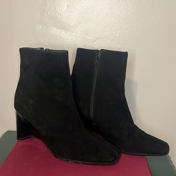 Stuart Weitzman Classic Black Suede Zip Wedge Heel Pleated Stitch Booties Sz 8 - Picture 1 of 16